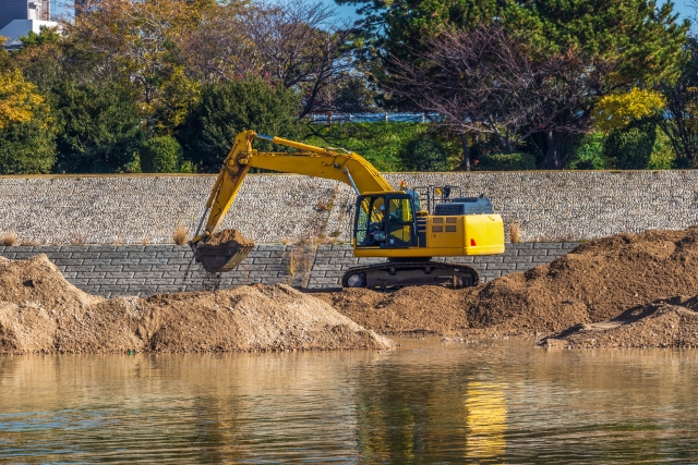 【河川工事】：安全と環境保全を両立するには？【施工管理技士】の役割と専門性。
