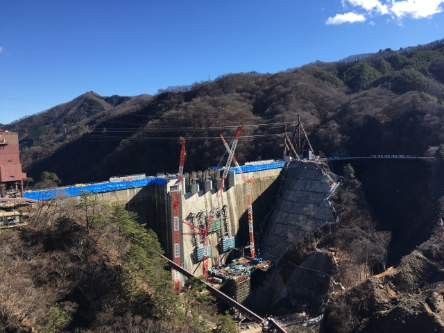 ダム工事における施工管理技士の役割と専門性：水を湛える巨人の建設